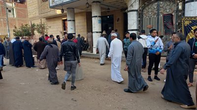 عزاء جماعي لضحايا حادث سقوط شجرة على سيارة محملة بالعمال في الدقهلية | صور 