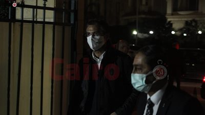 محافظ البنك المركزي يقدم واجب العزاء في والدة رئيس البنك الأهلي 