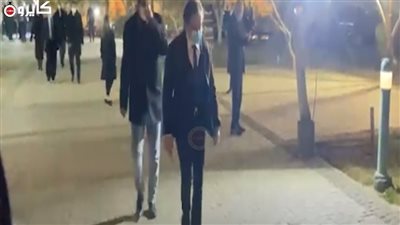 أحمد عز يشارك في عزاء والدة هشام عكاشة | فيديو