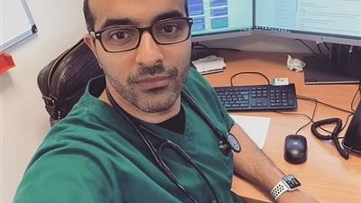 إيقاف طبيب عن العمل بعد تكريمه من بوريس جونسون لعمله خلال جائحة كورونا.. اعرف السبب