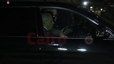 إبراهيم محلب يقدم واجب العزاء في والدة رئيس البنك الأهلي