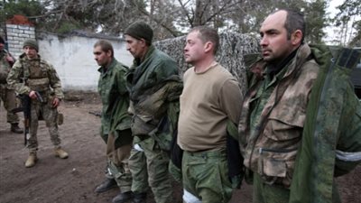 أسر عسكريين روسيين على يد مدنيين في أوكرانيا | فيديو