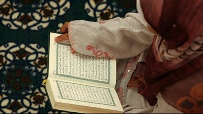 ما حكم قراءة الحائض للقرآن؟.. عالم أزهري يحسم الجدل