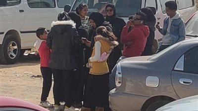 مشادات وانهيارات بين أهالي ضحايا حادث الشيخ زايد قبل محاكمة كريم الهواري│صور