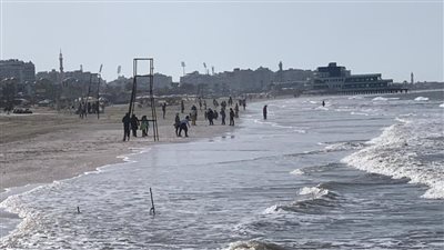 الصيف بدأ.. إقبال المواطنين على شواطئ بورسعيد مع ارتفاع درجات الحرارة | صور