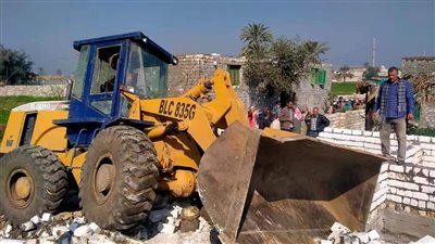 إزالة وإيقاف 3 حالات تعد بالبناء على الأراضي الزراعية بالمنيا