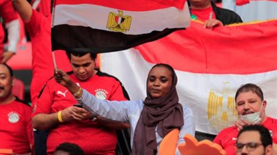 ما ينوب المشجّع غير الملاريا والموت.. سيدة سافرت دعمًا لمنتخب مصر: يا رتني ما روحت | خاص