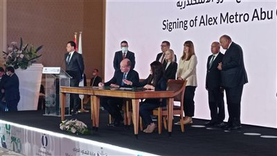 مصر توقع 3 اتفاقيات مع البنك الأوروبي لخدمة السياحة والنقل والطاقة النظيفة