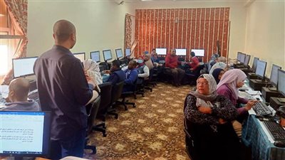 محافظ أسوان يكلف بتنظيم دورات تدريبية للعاملين لتقديم أفضل الخدمات للمواطنين 