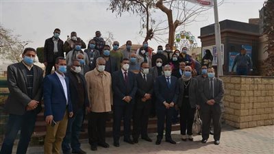 محافظ المنيا يشهد بدء حملة طرق الأبواب للتطعيم ضد فيروس كورونا لمن أكبر من 12 عاما