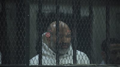 شقيق علاء حسانين يمزق ثيابه داخل قفص الاتهام: أنا معملتش حاجة