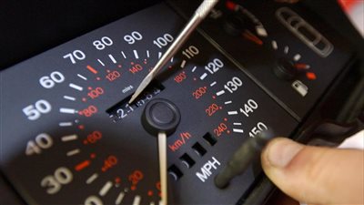 كيف تتأكد من سلامة عداد المسافات قبل شراء سيارة مستعملة؟