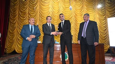 خلال افتتاح الملتقى الإعلامي الأول بجامعة الفيوم.. محمود المملوك يؤكد على ضرورة تحلي الصحفي بالضمير المهني وتطوير الذات |صور