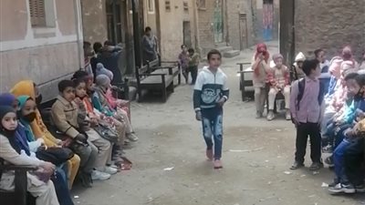 أطفال مدرسة ابتدائية بقنا يقدمون واجب العزاء لأسرة تلميذتين توفيتا اختناقا بالغاز |فيديو