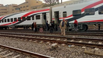 تصاعد الأدخنة من قطار الإسكندرية بمحطة قليوب وتوقف الرحلة 