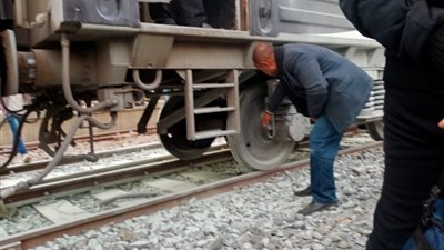 الصور الأولى لواقعة تصاعد الأدخنة من قطار الإسكندرية بمحطة قليوب