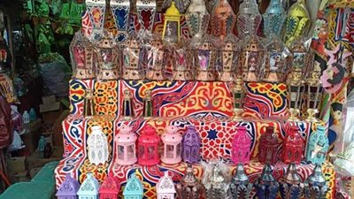 الزينات تملأ الشوارع.. وإقبال متوسط من المواطنين على شراء لوازم رمضان بسوهاج | صور