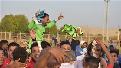 احتفال لاعبي النصر للتعدين عقب الصعود إلى دوري الدرجة الثانية