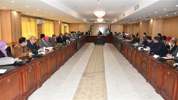 محافظ الفيوم يُناقش