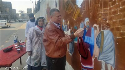 طالبات مدرسة ناصر الثانوية للتعليم الفني يزخرفن جدران حي شبرا | صور