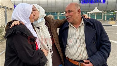 رجعوا لحضن الوطن.. أهالي الطلاب العائدون من أوكرانيا يستقبلون أبنائهم بالعناق والدموع |صور