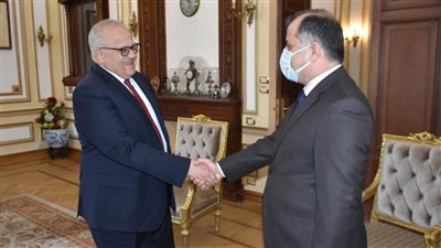 الخشت يجتمع بسفير طاجيكستان لتعزيز العلاقات بين جامعة القاهرة والجامعات في بلاده