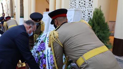 محافظ القاهرة يضع إكليلًا من الزهور على مقابر شهداء المنطقة العسكرية