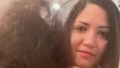 فتاة تتخلص من شعرها بسبب معاناتها من كثافته الشديدة وإنفاق الأموال الباهظة عليه | فيديوجراف