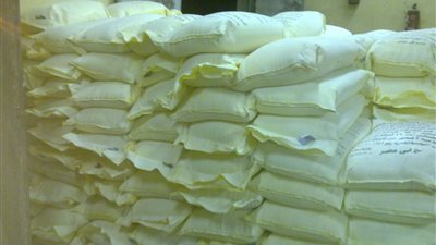 استغلوا الأحداث.. الداخلية تعلن ضبط مسؤول بشركة وتاجر حجبا 112 طن دقيق عن الأسواق لرفع أسعارها