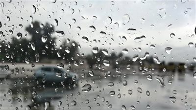 سقوط أمطار متوسطة وطقس بارد ليلًا.. الأرصاد تكشف الحالة الجوية غدًا الثلاثاء | بث مباشر