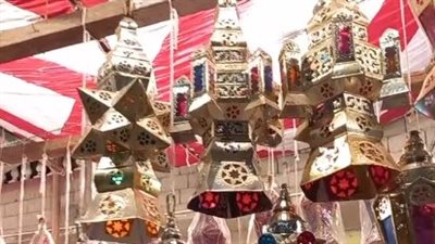 شوارع العريش تتزين بشوادر فوانيس رمضان.. وأحد البائعين: الأسعار أحسن من السنة اللي فاتت | بث مباشر