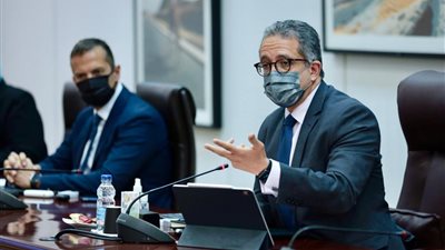 العناني يجتمع بقيادات الوزارة لمتابعة تداعيات الحرب الروسية الأوكرانية على السياحة | صور 