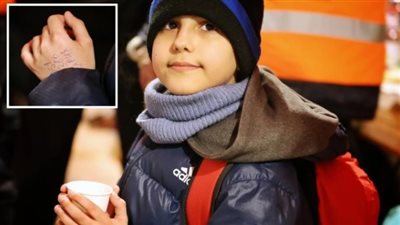 مدونًا رقم هاتف على يديه.. هروب طفل أوكراني من الحرب الروسية إلى سلوفاكيا | فيديوجراف