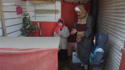 محافظ الجيزة يلبي رغبة سيدة ويوفر لها مصدر رزق لعلاج بناتها من السمكية