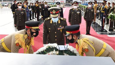السيسي ينيب وزير الدفاع لوضع إكليل الزهور على النصب التذكاري لشهداء القوات المسلحة