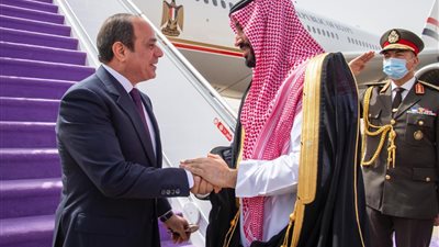 بن سلمان يستقبل الرئيس السيسي لدى وصوله الرياض │ صور