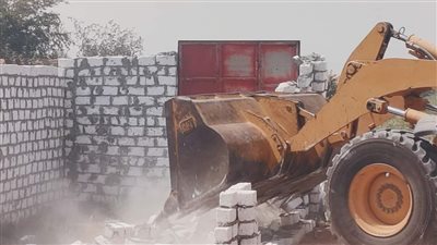 إزالة 5 حالات تعد على الأراضي بمدينة الطود في الأقصر | صور
