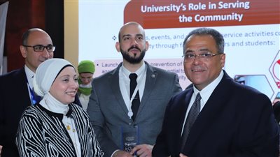 نائب رئيس عين شمس يتفقد جناح الجامعة المشارك في الملتقى الدولي للجامعات والمنح