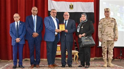 محافظ بور سعيد يكرم أسر شهداء القوات المسلحة احتفالا بيوم الشهيد | صور 