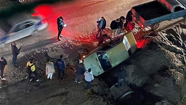 سقوط سيارة داخل حفرة