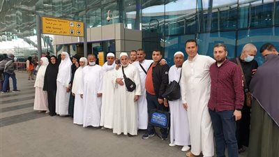 مطار القاهرة يبدأ استقبال وفود عمرة شعبان 