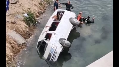 انقلاب سيارة ميكروباص في ترعة بالإسماعيلية.. وسقوط عدد من المصابين | بث مباشر