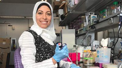 في اليوم العالمي للمرأة.. مصرية تطور لقاحات مضادة للسرطان وتحصد جوائز عالمية |صور