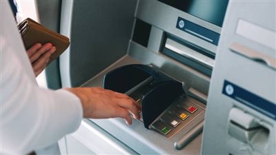 حبس لص يسرق كبار السن المترددين على ماكينات الصرف الآلي بالمطرية