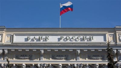 البنك المركزي الروسي يحدد 10 آلاف دولار كحد أقصى للسحب