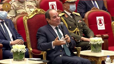 السيسي: أسر الشهداء دفعت ثمنًا غاليًا في تقديم أبناءها فداءً للوطن