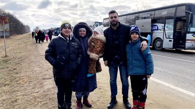 غامر بحياته تحت القصف.. قصة مصري أنقذ أطفالًا وأسرًا من الموت في أوكرانيا | خاص 