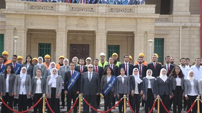 رئيس جامعة القاهرة يكرم الطلاب المشاركين في الاحتفال بيوم الشهيد