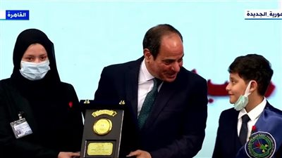 الرئيس السيسي يكرم أسر شهداء القوات المسلحة خلال احتفالية يوم الشهيد