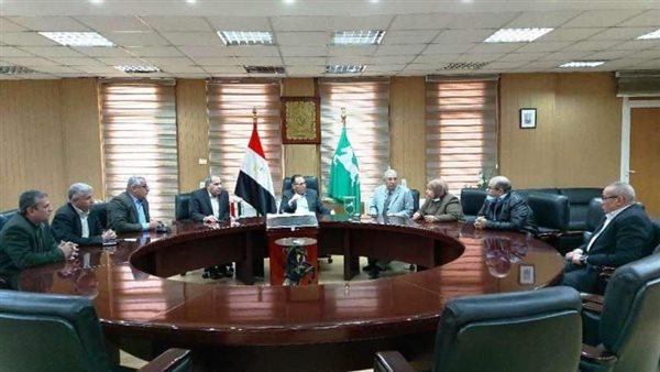 اجتماع المحافظ مع